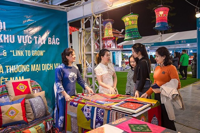 Khách hàng tiếp cận các sản phẩm tiêu biểu tại không gian triển lãm.