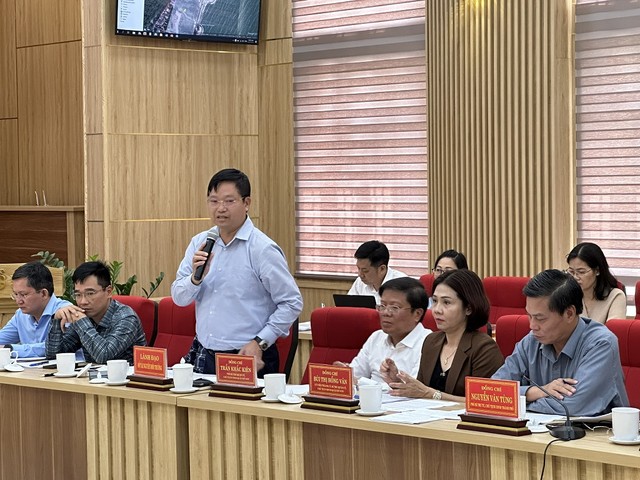 Ông Trần Văn Phương, Giám đốc sở Tài nguyên và Môi trường Hải Phòng trao đổi về Luật đất đai liên quan đến các hộ vi phạm.