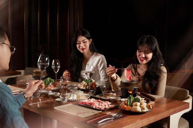 Mỗi bữa tiệc tại Capella Hanoi được biến tấu nguyên liệu tinh tế để tạo sự tươi mới và mang không khí “mùa hội”