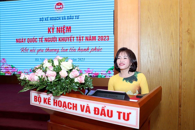 Chị Trần Thị Thuần, Giám đốc Hợp tác xã Tâm Ngọc chia sẻ tại buổi mít-tinh (Ảnh: Đức Trung)