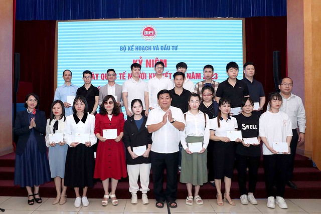 Bộ trưởng kêu gọi những người yếu thế, khuyết tật hãy tự tin, nghị lực, mạnh mẽ tiến về phía trước. (Ảnh: Đức Trung)