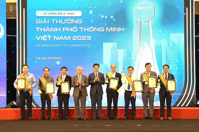 Đại diện các tỉnh, thành nhận Giải thưởng Thành phố Thông minh Việt Nam 2023.