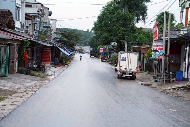 Giá đất là vấn đề được nhiều đại biểu đặc biệt quan tâm khi sửa Luật Đất đai. Trong ảnh: Dự án Kết nối giao thông các tỉnh miền núi phía Bắc (đoạn qua huyện Văn Yên, tỉnh Yên Bái) có thể rút ngắn tiến độ nhờ giải phóng mặt bằng thuận lợi từ cơ chế ủy quyền quyết định giá đất của Yên Bái.