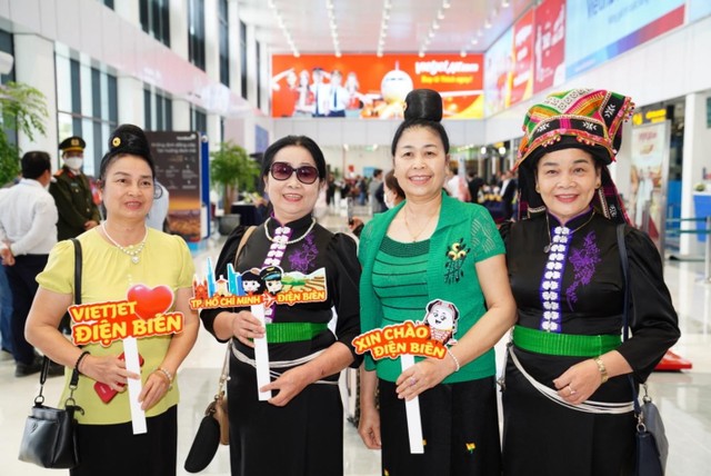 Chuyến bay khai trương kết nối TP. Hồ Chí Minh và Điện Biên được người dân và du khách Điện Biên chờ đón. Chuyến bay khai trương kết nối TP. Hồ Chí Minh và Điện Biên được người dân và du khách Điện Biên chờ đón.