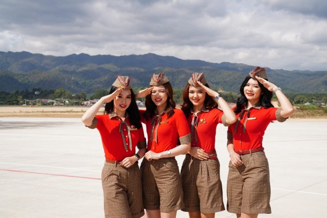 Phi hành đoàn Vietjet chào đón hành khách trên hành trình kết nối TP. Hồ Chí Minh với Điện Biên. Phi hành đoàn Vietjet chào đón hành khách trên hành trình kết nối TP. Hồ Chí Minh với Điện Biên.