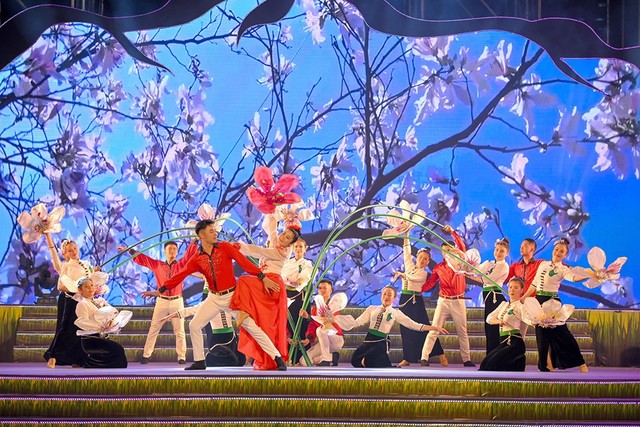 Nhiều hoạt động nghệ thuật liên tục diễn ra trong thời gian tổ chức Tuần văn hóa - du lịch Điện Biên và các tỉnh Tây Bắc.