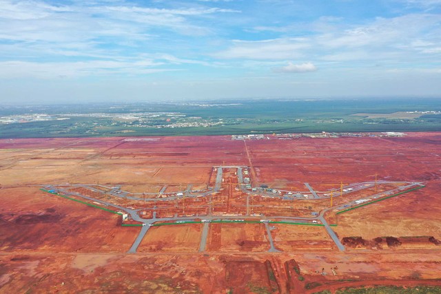 Sau hơn 4 tháng xây dựng. Hình dáng thực tế của nhà ga đã rõ nét.