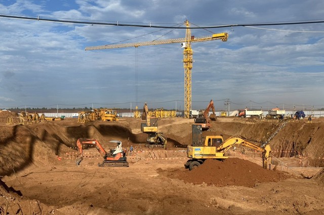 Mặc dù gặp nhiều khó khăn về thời tiết, nhưng đến thời điểm hiện tại, công tác thi công của các nhà thầu tại hạng mục thi công nhà ga hành khách đang đạt kết quả khả quan.