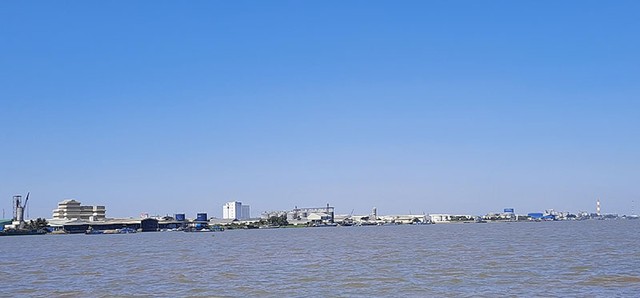 Khi luồng hàng hải Định An - Cần Thơ được khơi thông sẽ tạo thuận lợi cho hoạt động xuất nhập khẩu hàng hóa của doanh nghiệp trong Vùng. Ảnh: Khu công nghiệp Trà Nóc (Cần Thơ)