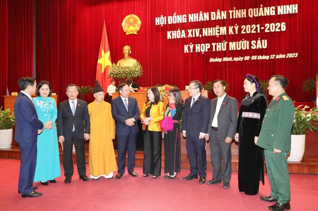 Bí thư Tỉnh ủy, Chủ tịch HĐND tỉnh Quảng Ninh trò chuyện bên lề cùng các đại biểu dự kỳ họp. Ảnh: Đỗ Phương