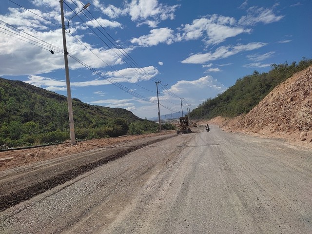 Dự án sửa chữa, nâng cấp tuyến đường nối Khu kinh tế Nhơn Hội với xã Nhơn Hải. Ảnh chụp tháng 8/2023. Dự án sửa chữa, nâng cấp tuyến đường nối Khu kinh tế Nhơn Hội với xã Nhơn Hải. Ảnh chụp tháng 8/2023.