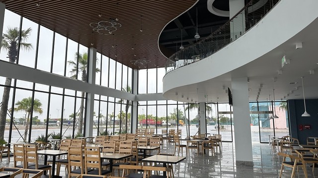 Khu dịch vụ đón khách tại Cửa khẩu quốc tế Móng Cái (Khu vực Bắc Luân II) của Công ty Cổ phần XNK quốc tế Tân Đại Dương được đầu tư hiện đại, sẵn sàng đón khách du lịch. Ảnh: Quỳnh Nga