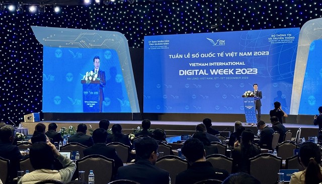 Ông Nguyễn Mạnh Hùng, Bộ trưởng Bộ Thông tin và Truyền thông Việt Nam phát biểu. Ảnh: Quỳnh Nga.