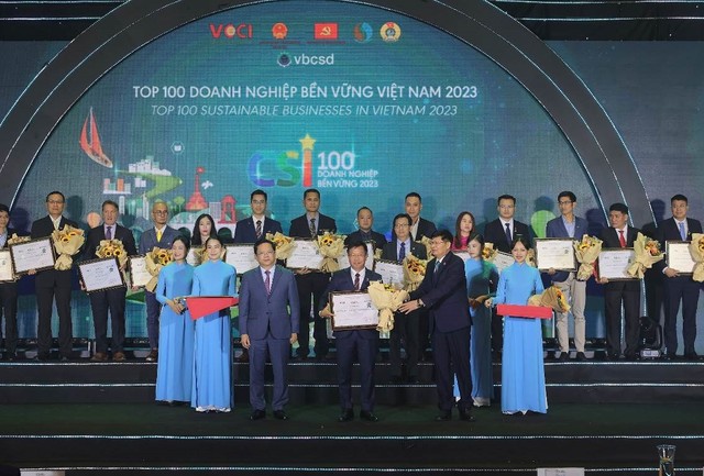 Ông Lương Xuân Mẫn – Phó Tổng Giám đốc Tập đoàn Phenikaa đại diện nhận bảng vinh danh từ Ban Tổ chức