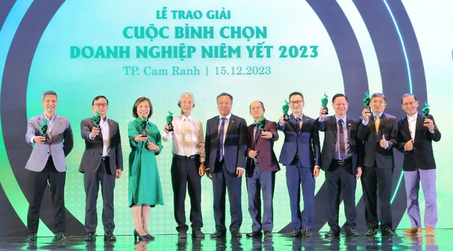 Ông Lê Trọng Minh - Tổng Biên tập Báo Đầu tư, Đồng Trưởng ban Tổ chức Cuộc bình chọn Doanh nghiệp niêm yết 2023 trao kỷ niệm chương cho Hội đồng bình chọn