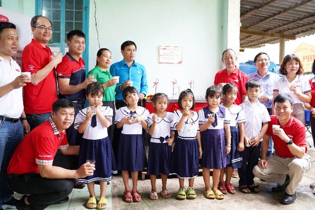 Ông Takashi Fujii – Thành viên Hội đồng Thành viên Dai-ichi Life International Châu Á Thái Bình Dương kiêm Chủ tịch Danh dự Dai-ichi Life Việt Nam (hàng sau, thứ ba, từ phải qua) đến thăm và trao tặng hệ thống lọc nước uống sạch cho Trường Tiểu học Mỹ Thạnh, tỉnh Bình Thuận vào tháng 8/2023.