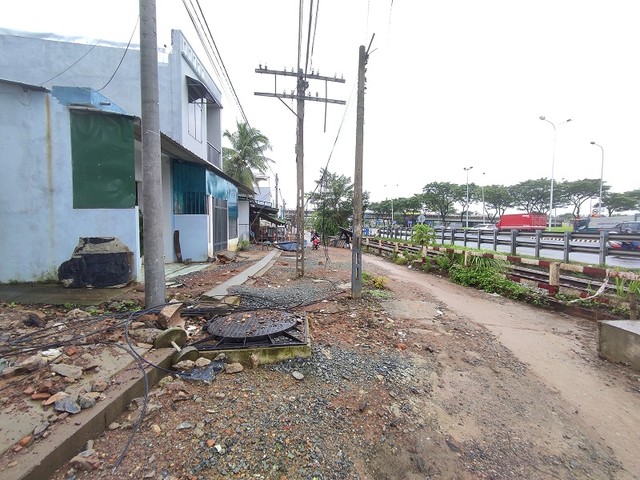 Sau khi mở rộng đường, đường dây tín hiệu đường sắt phải di dời. Sau khi mở rộng đường, đường dây tín hiệu đường sắt phải di dời.