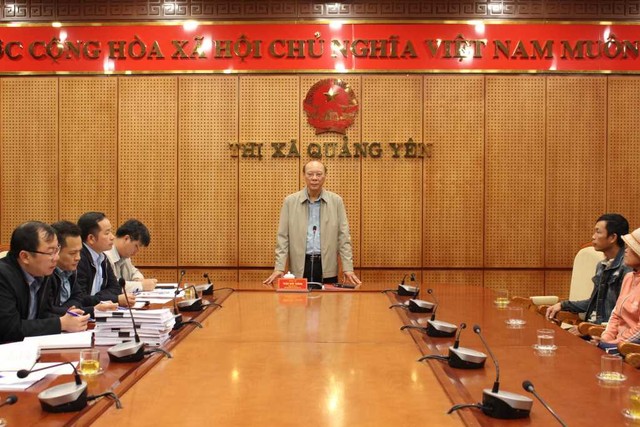 Ông Trần văn Thắng, Chủ tịch UBND TX. Quảng Yên đối thoại với các hộ dân trong diện GPMB Dự án KCN Sông Khoai giai đoạn II. Ảnh: Quảng Ninh Portal Ông Trần văn Thắng, Chủ tịch UBND TX. Quảng Yên đối thoại với các hộ dân trong diện GPMB Dự án KCN Sông Khoai giai đoạn II. Ảnh: Quảng Ninh Portal