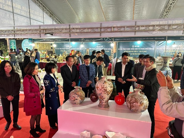 Các đại biểu tham quan gian hàng.