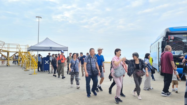 Khách du lịch tàu biển đóng góp lượng khách không nhỏ cho Quảng Ninh