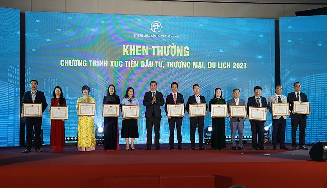 Ông Nguyễn Mạnh Quyền, Phó chủ tịch UBND TP. Hà Nội trao Bằng khen tặng các cá nhân, tập thể có thành tích xuất sắc trong năm 2023.