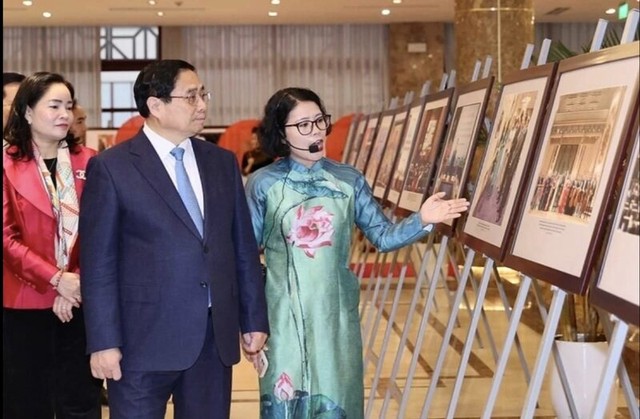 Thủ tướng và các đại biểu tham quan triển lãm ảnh thành tựu của ngành văn hóa, thể thao và du lịch năm 2023.