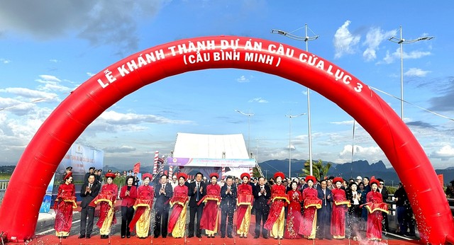 Các đại biểu cắt băng khánh thành Cầu Bình Minh.