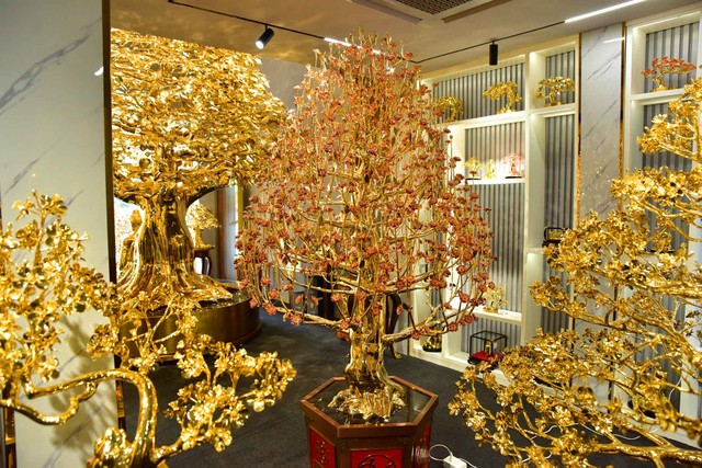 Tại cửa hàng của công ty, cũng đang giới thiệu nhiều cây mai bằng đồng mạ vàng có kích thước khác nhau. Trong đó, 2 cây mai vàng bằng đồng mạ vàng dáng Rồng và dáng Trực được Tổ chức Kỷ lục Việt Nam xác lập kỷ lục lớn nhất Việt Nam. Hai cây mai có tổng cộng hơn 8.000 bông và nụ, có giá trị 6 và 6,8 tỷ đồng. Mỗi bông hoa gồm 5 cánh, đại diện cho ngũ phúc: Hạnh Phúc, May Mắn, Trường Thọ, Thành Công và Hòa Bình.