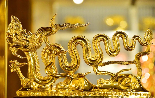 Gần 1.000 sản phẩm Rồng các loại được sản xuất phục vụ khách hàng.Tác phẩm này được đặt tên " Rồng thời Nhà Lý".