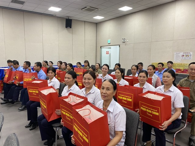 Niềm vui của công nhân, người lao động.