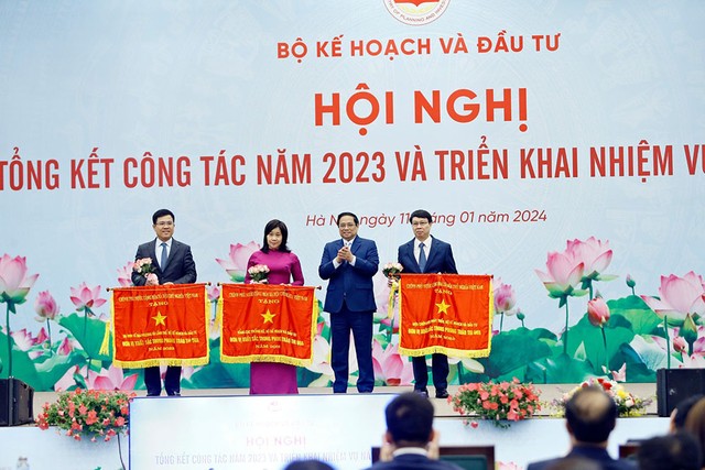 Thủ tướng Chính phủ Phạm Minh Chính trao Cờ thi đua cho 3 đơn vị. Thủ tướng Chính phủ Phạm Minh Chính trao Cờ thi đua cho 3 đơn vị.