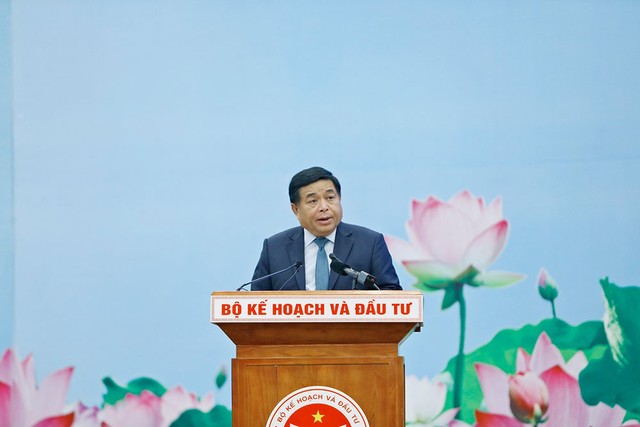 Bộ trưởng Bộ Kế hoạch và Đầu tư Nguyễn Chí Dũng phát biểu tại Hội nghị, nhấn mạnh những thời cơ, vận hội, thách thức và những kết quả mà nền kinh tế Việt Nam đã đạt được trong năm 2023, cũng như trong 1/2 chặng đường của Kế hoạch 5 năm 2021 - 2025. Bộ trưởng Bộ Kế hoạch và Đầu tư Nguyễn Chí Dũng phát biểu tại Hội nghị, nhấn mạnh những thời cơ, vận hội, thách thức và những kết quả mà nền kinh tế Việt Nam đã đạt được trong năm 2023, cũng như trong 1/2 chặng đường của Kế hoạch 5 năm 2021 - 2025.