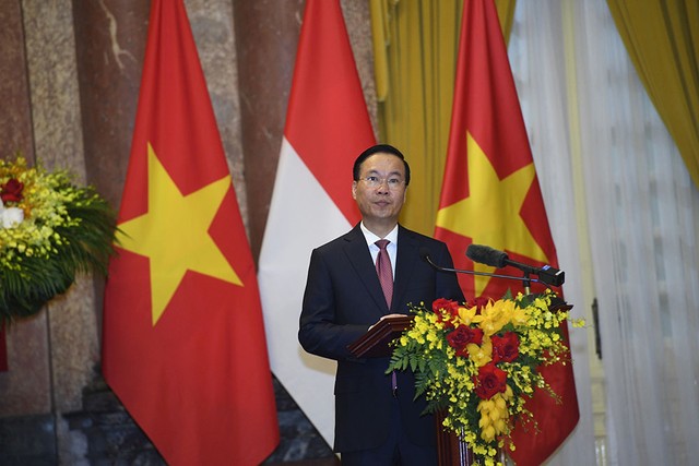 Việt Nam và Indonesia thiết lập quan hệ năm 1955. Năm 2003, hai nước xác lập quan hệ Đối tác Toàn diện và nâng lên Đối tác Chiến lược vào năm 2013.