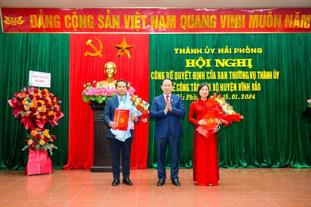 Ông Lê Tiến Châu, Bí thư Thành ủy Hải Phòng trao Quyết định và tặng hoa chúc mừng ông Nguyễn Hoàng Long và bà Phạm Tuyên Dương nhận nhiệm vụ mới.