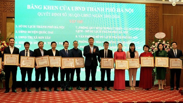 Phó Chủ tịch UBND TP. Hà Nội Nguyễn Mạnh Quyền khen thưởng cho các tập thể, cá nhân. Phó Chủ tịch UBND TP. Hà Nội Nguyễn Mạnh Quyền khen thưởng cho các tập thể, cá nhân.