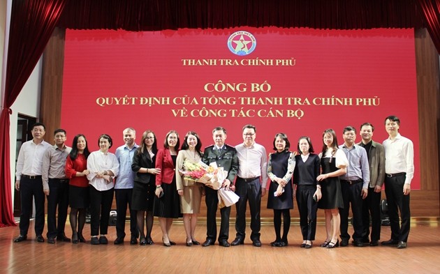 Tập thể lãnh đạo, công chức Vụ III tặng hoa chúc mừng tân Phó Vụ trưởng Ngô Đình Long. Ảnh: PH