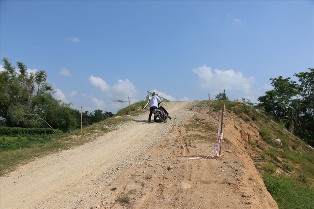Việc đầu tư dự án cầu Trà Đình dang dở khiến người dân đi lại gặp nhiều khó khăn.