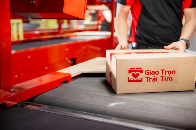 Viettel Post với biểu tượng “Giao trọn trái tim”.