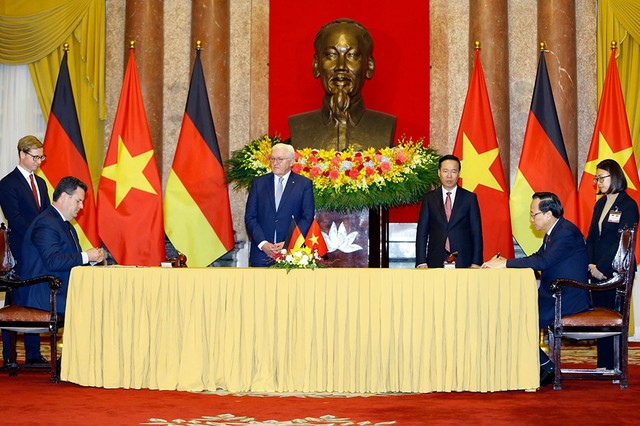 Hai nhà lãnh đạo chứng kiến lễ ký kết các thỏa thuận, biên bản ghi nhớ.