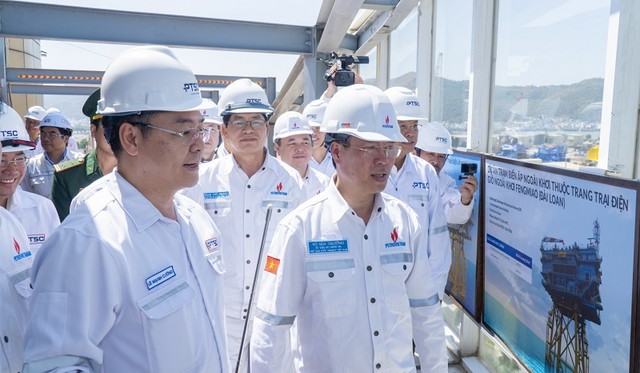 Tổng giám đốc PTSC Lê Mạnh Cường báo cáo Chủ tịch nước về các dự án điẹn gió ngoài khơi. Ảnh PVN