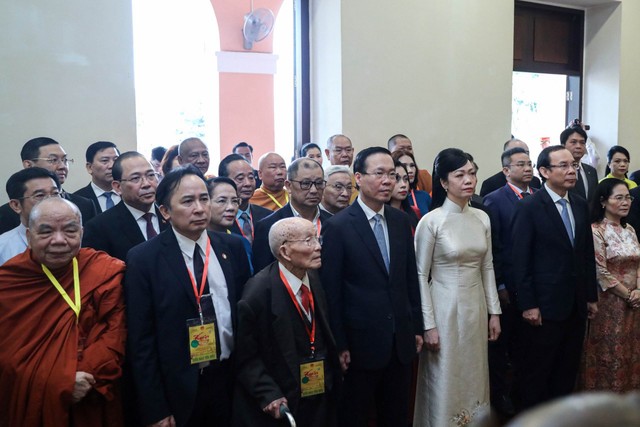 Chủ tịch nước, phu nhân và các kiều bào dâng hương lên Chủ tịch Hồ Chí Minh tại Bảo tàng Hồ Chí Minh. (Ảnh: Nam Anh)