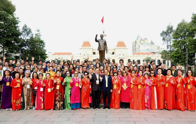 Đoàn kiều bào chụp ảnh kỷ niệm tại Công viên Tượng đài Chủ tịch Hồ Chí Minh.