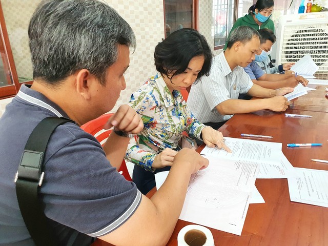 Khách hàng kiểm tra thông tin thửa đất. Ảnh: Lê Toàn