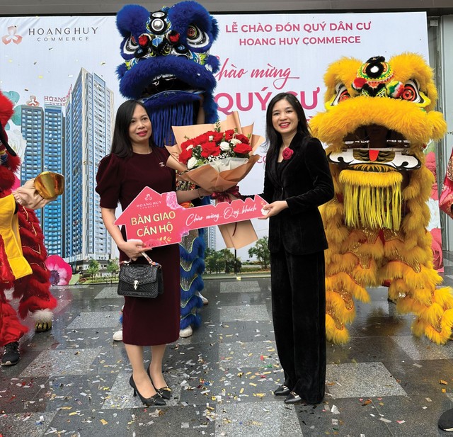 Lễ bàn giao căn hộ, chào đón cư dân của dự án Hoang Huy Commerce diễn ra trang trọng. Trong ảnh: Đại diện chủ đầu tư thực hiện nghi thức trao chìa khóa căn hộ và chúc mừng khách hàng.