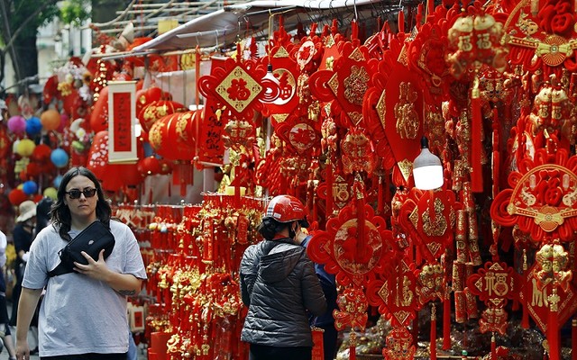 Mặc dù sáng 28 Tết có mưa và thời tiết khá lạnh, nhưng du khách nước ngoài vẫn cảm thấy khá thoải mái với áo cộc tay dù nhiều người Hà Nội đã vội vàng mặc thêm áo ấm. Mặc dù sáng 28 Tết có mưa và thời tiết khá lạnh, nhưng du khách nước ngoài vẫn cảm thấy khá thoải mái với áo cộc tay dù nhiều người Hà Nội đã vội vàng mặc thêm áo ấm.