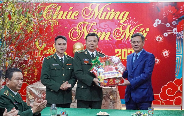 Chủ tịch UBND tỉnh Quảng Bình thăm Đồn Biên phòng Nhật Lệ tỉnh đang trực chiến đấu đêm giao thừa 30 Tết