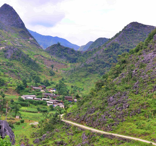 Các bản làng hoàn toàn tiệp màu với thiên nhiên