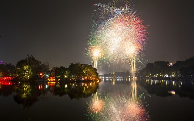 Người dân được chiêm ngưỡng với góc nhìn trên trời và phản chiếu dưới mặt hồ
