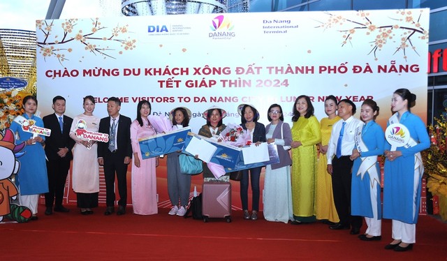 Những du khách đầu tiên xông đất Đà Nẵng vào đầu năm Giáp Thìn 2024.