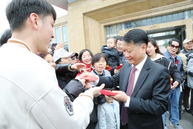 Lãnh đạo TP. Móng Cái lì xì du khách ngày đầu năm mới. Nguồn: Quảng Ninh Portal.